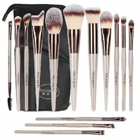 ensemble de pinceaux de maquillage.