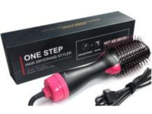 Une étape sèche-cheveux brosse à Air chaud