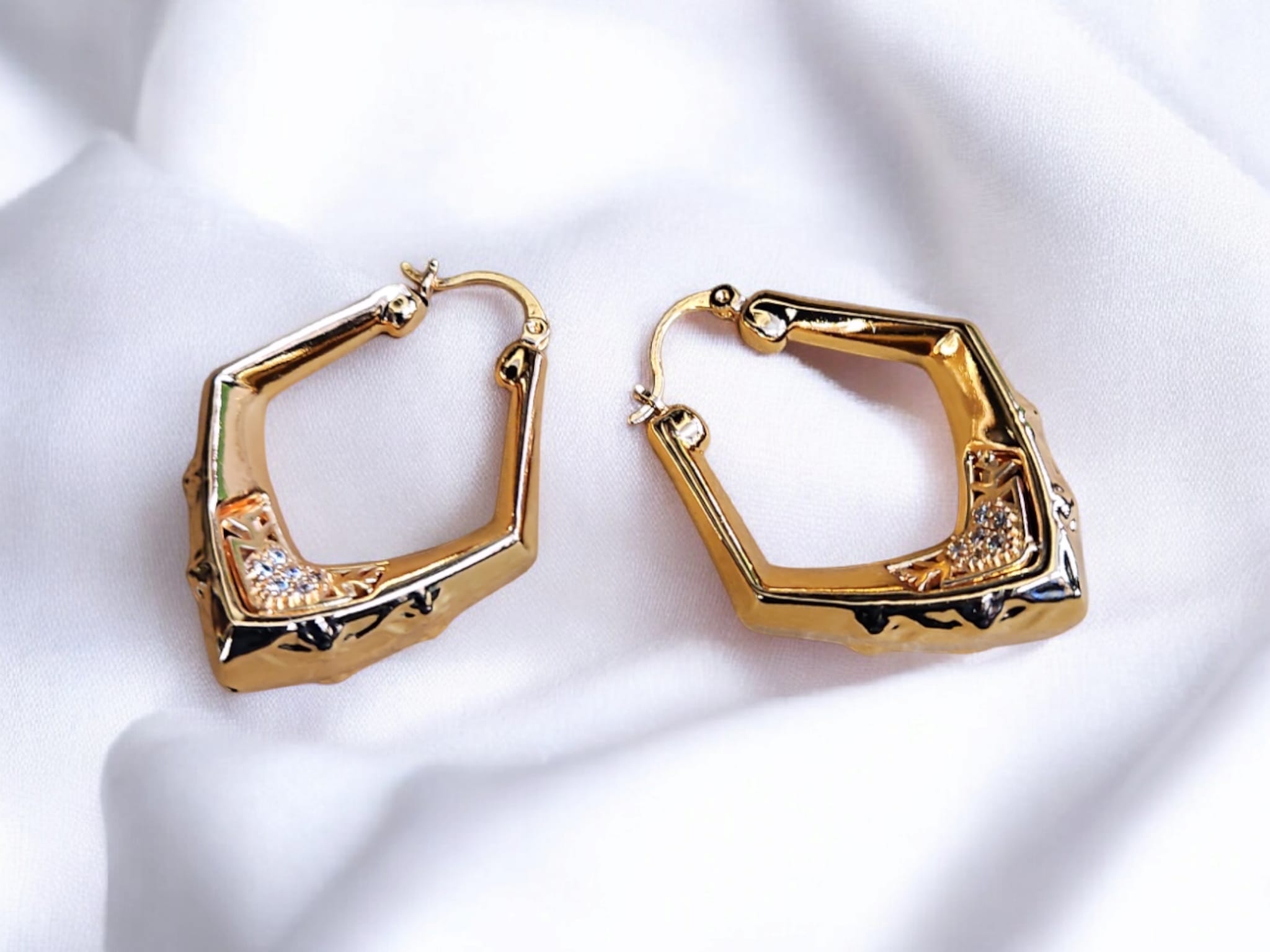 Boucles D'Oreilles haute qualité avec petit pierre.