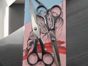 2 set de ciseaux de modelage et ciseaux de coiffure.