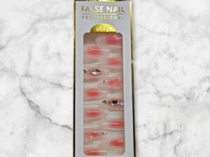 Faux ongles longs en acrylique avec pierres. pate confortable sans colle.